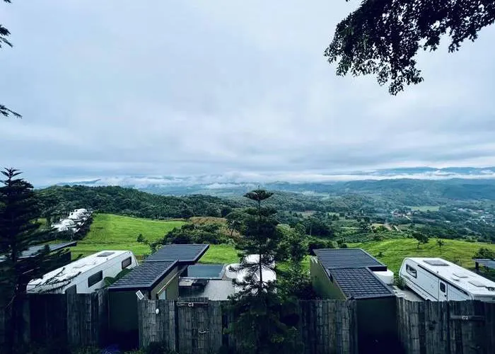 วิวภูเขาและหุบเขาจากที่พักบนดอยในจังหวัดเชียงราย