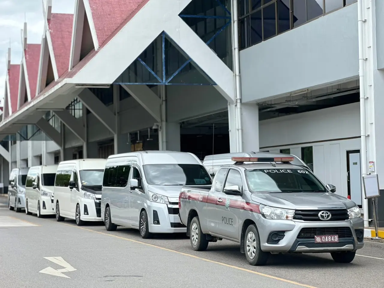 รถตู้ Toyota Commuter หลายคันจอดเรียงรอรับลูกค้าหน้าอาคาร