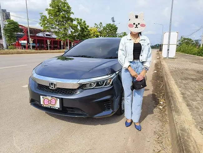 ลูกค้ายืนข้างรถเก๋ง Honda City สีเทาเข้ม