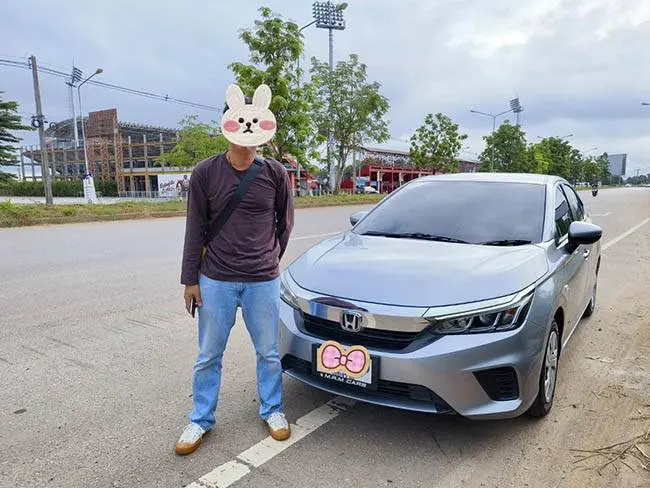 ลูกค้ารับรถเก๋ง Honda City สีเงินจากรถเช่าเชียงราย