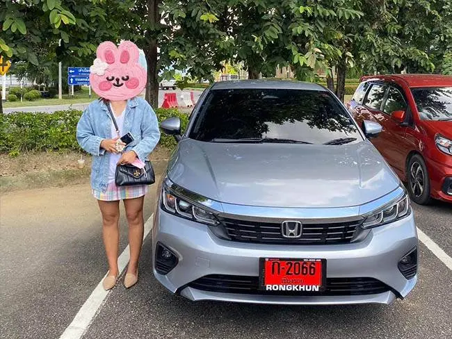 ลูกค้ารับรถเก๋ง Honda City สีเงินจากรถเช่าเชียงราย
