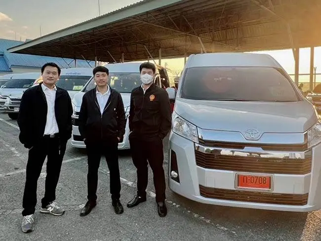 ลูกค้าสามคนรับรถตู้ Toyota Commuter จากรถเช่าเชียงราย
