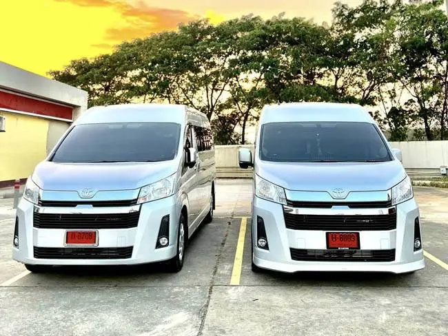ด้านหน้ารถตู้ Toyota Commuter สองคันของรถเช่าเชียงราย